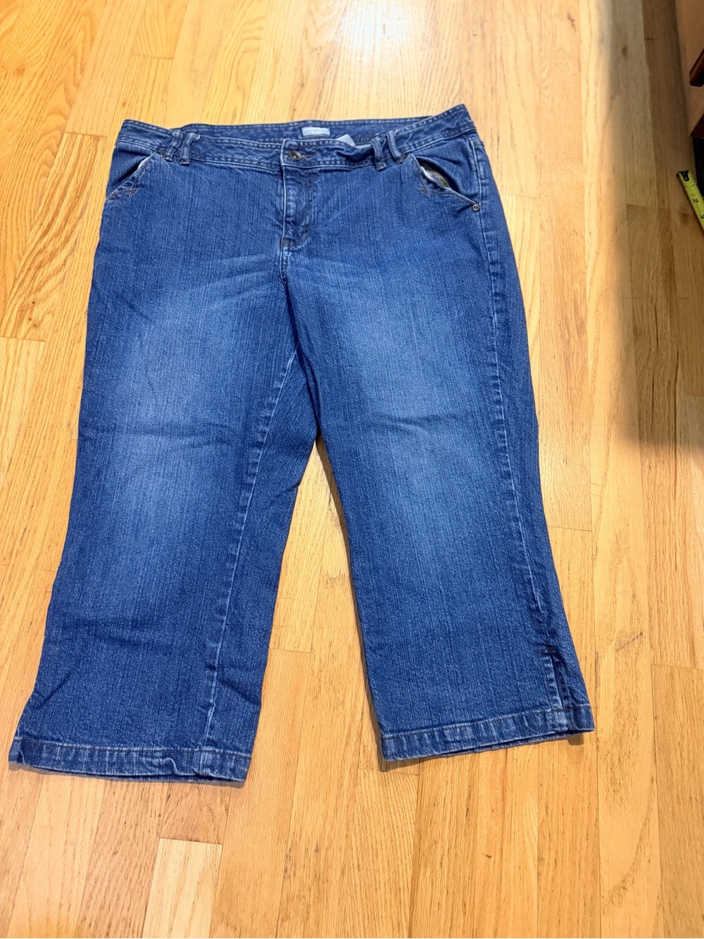 Ladies Size 14 "Canyon River Blues" Mid-Blue Cropped Denim Capris Jeans GUC